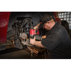 Milwaukee M18 FCH STRIKER – praca przy zawieszeniu samochodu